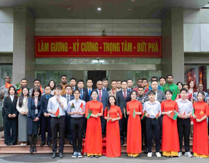 Prime Minister of the Republic of Vanuatu Visits Posts and Telecommunications Institute of Technology, Meets with Vanuatu International Students in Vietnam