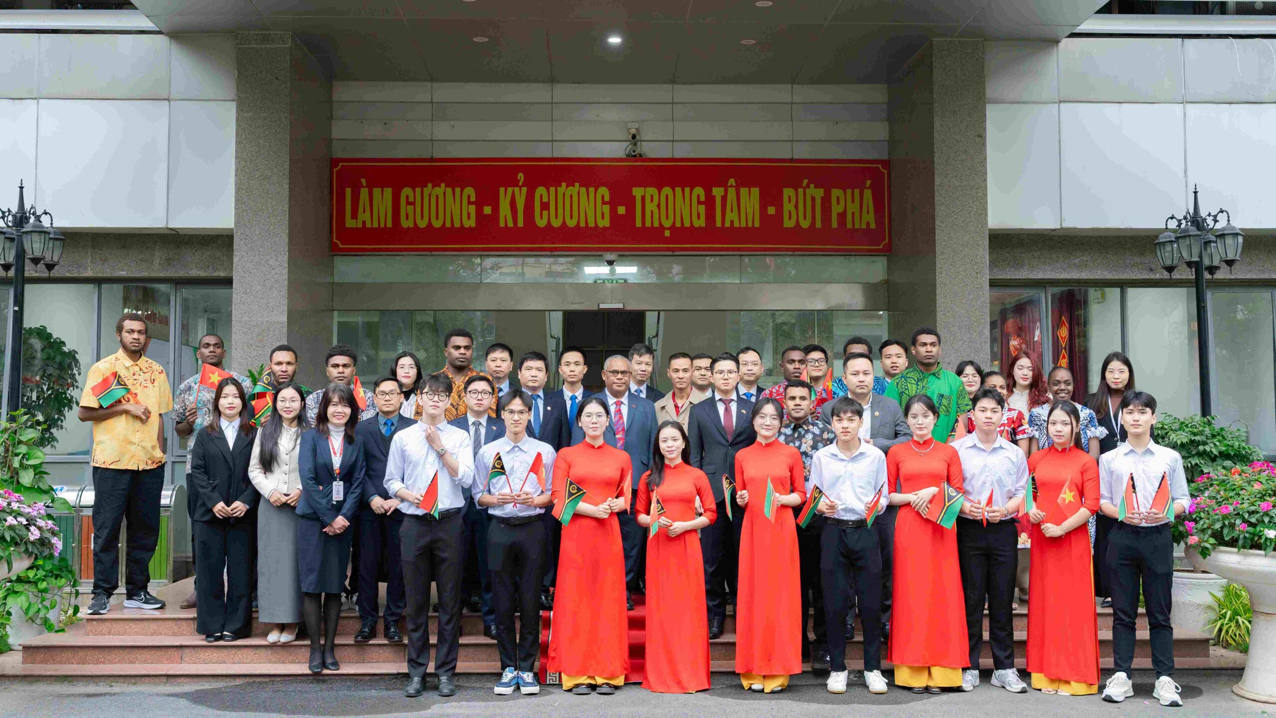 Prime Minister of the Republic of Vanuatu Visits Posts and Telecommunications Institute of Technology, Meets with Vanuatu International Students in Vietnam